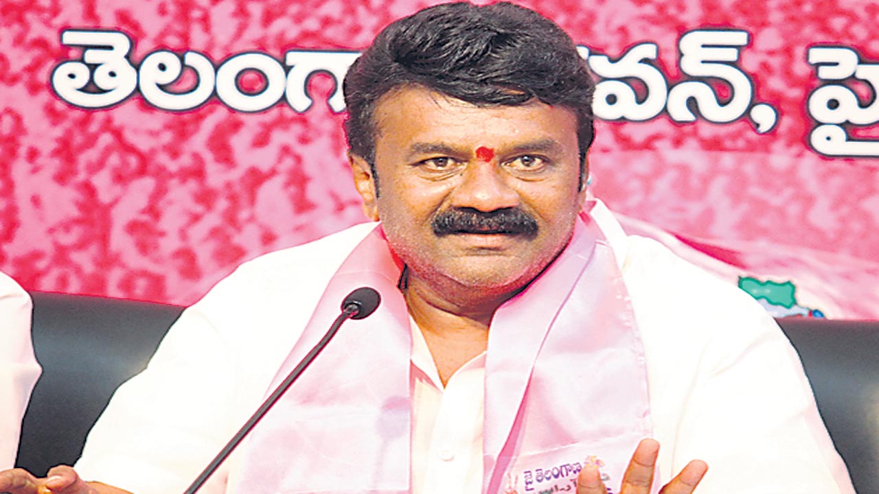 గాంధీ పేరును ఎన్నాళ్లు వాడుకుంటారు?