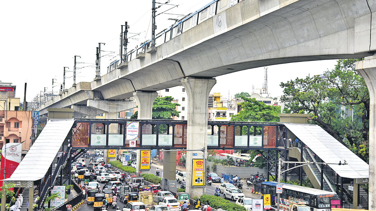 40 చోట్ల పాదచారుల వంతెనలు