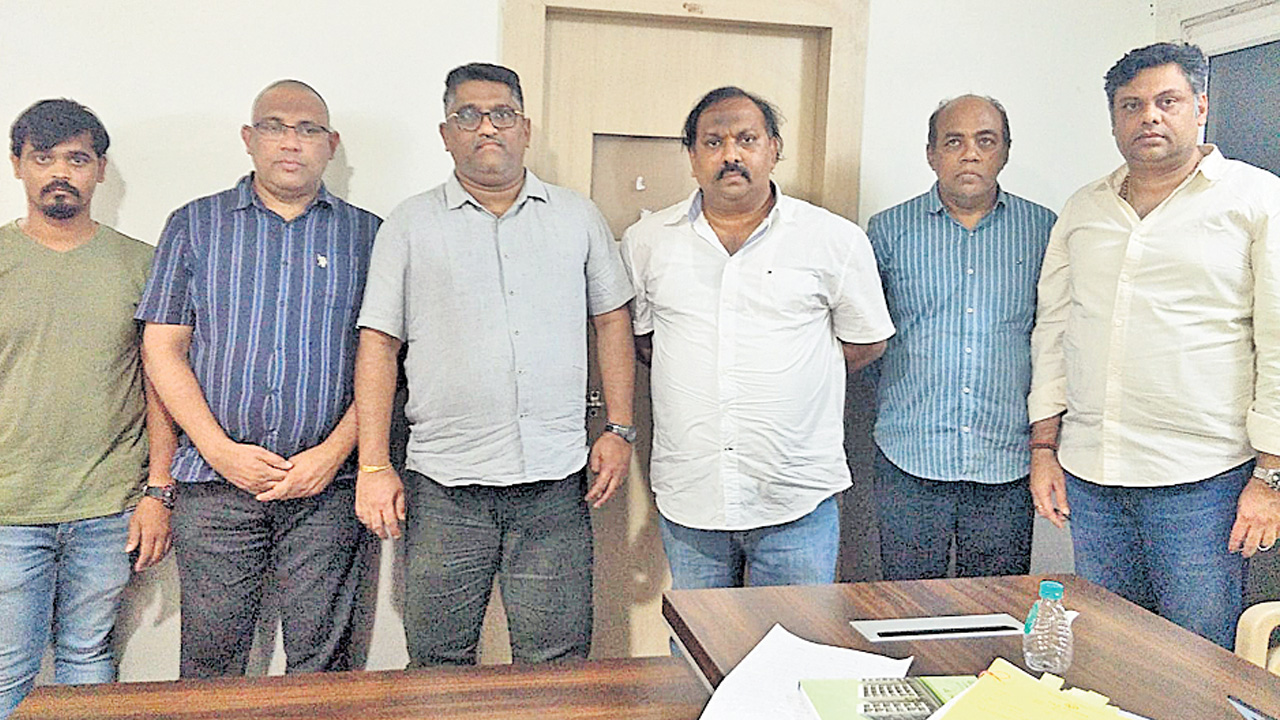 విందు.. మందు.. పేకాట