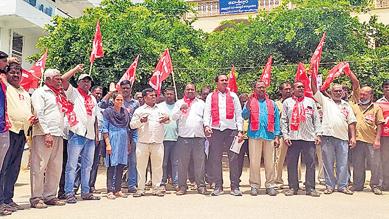 కేంద్రం నిత్యావసరాల ధరలను తగ్గించాలి