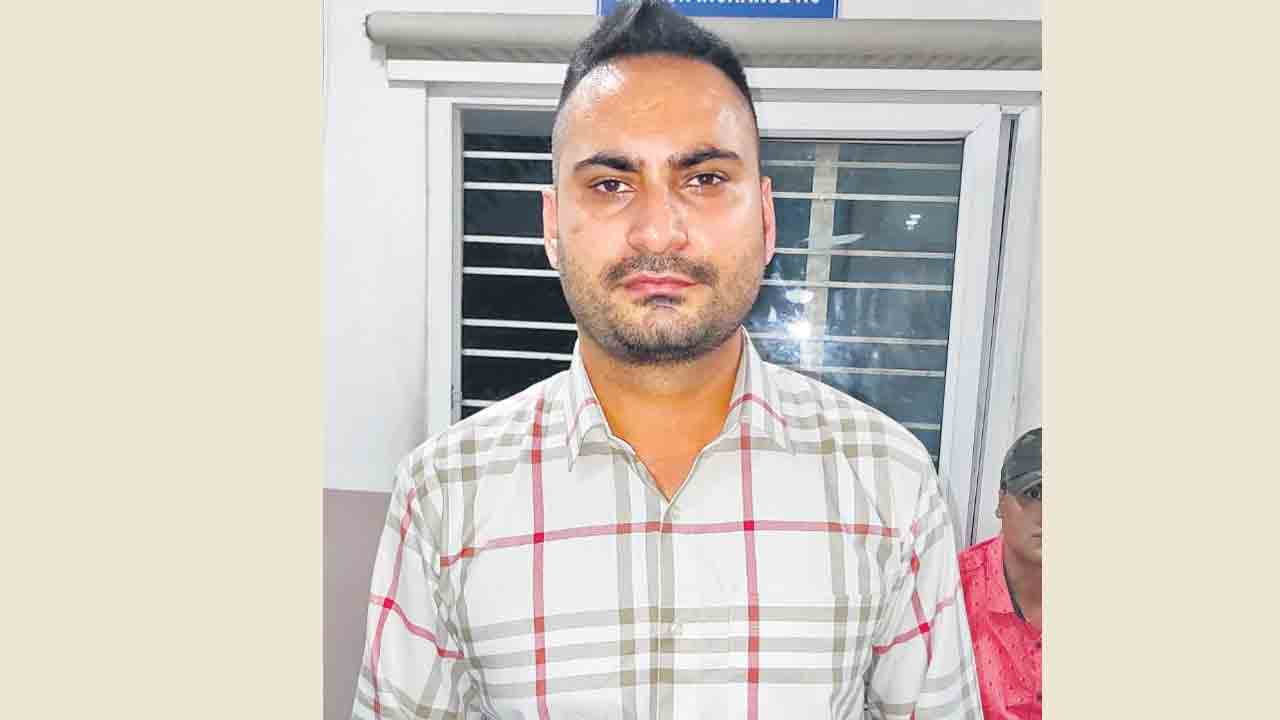 నాతోనే.. మాట్లాడవా? నీ అంతు చూస్తా !