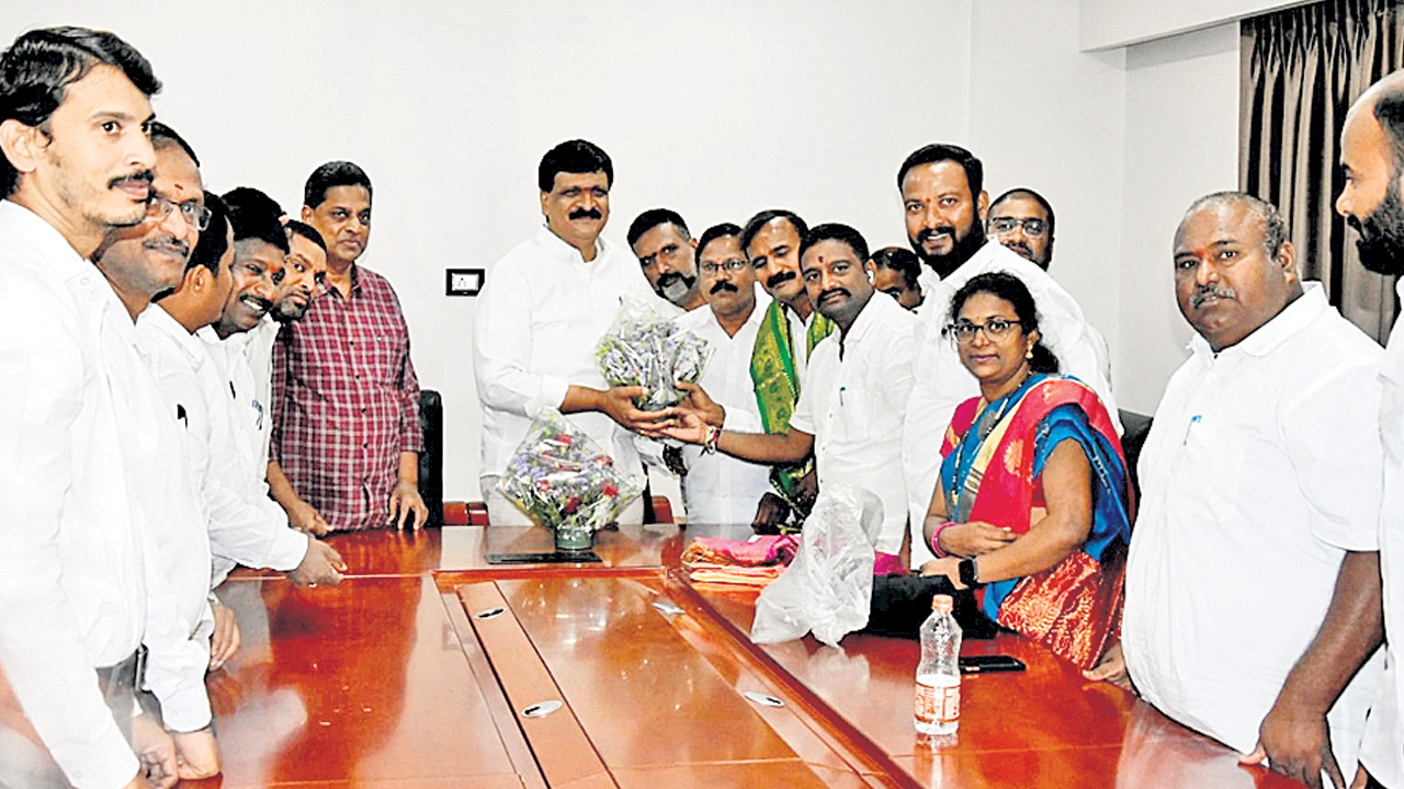 అడ్వకేట్ల సమస్యలు పరిష్కరిస్తాం