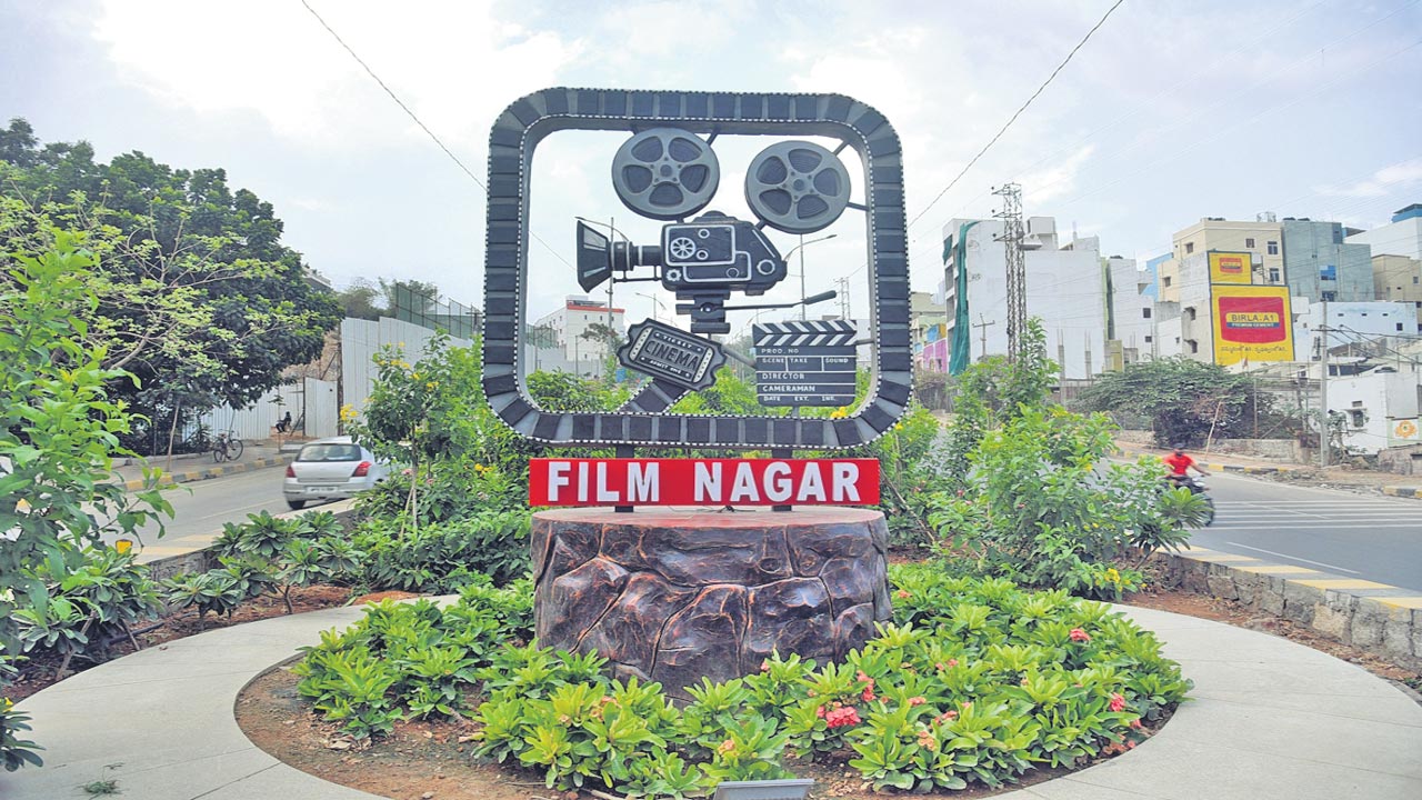 రోడ్డుపైనే సినిమా చూసినట్టు.!