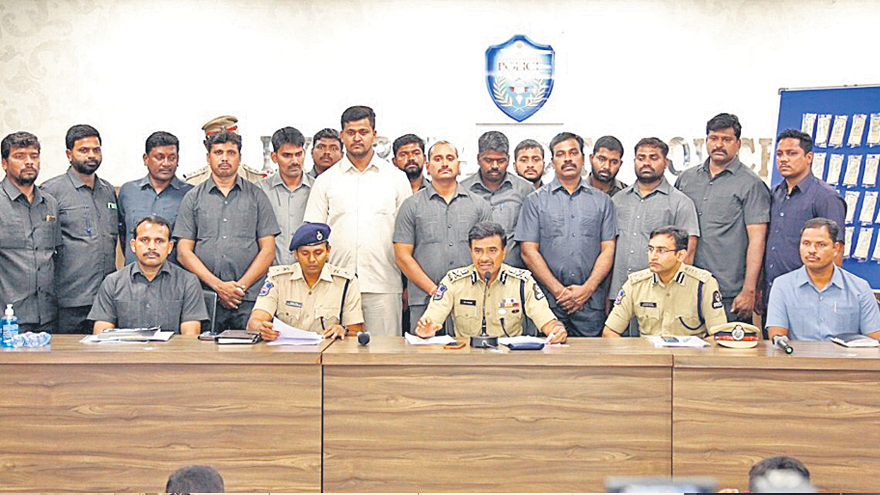 స్నేహితుడే దోపిడీ దొంగ