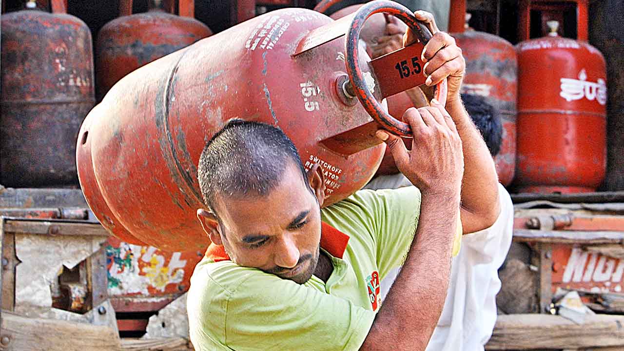 మ‌ళ్లీ పెరిగిన గ్యాస్ సిలిండ‌ర్ ధ‌ర‌.. ఈసారి ఎంతంటే..