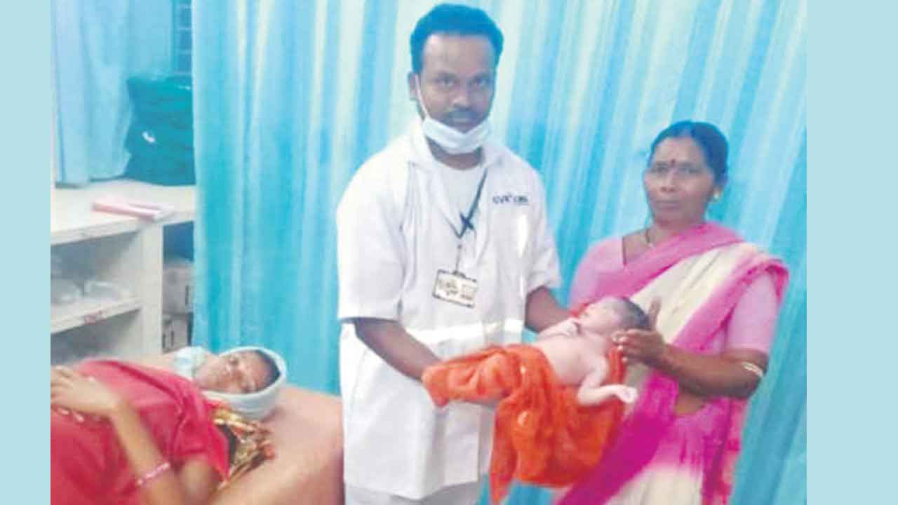 అంబులెన్స్‌లోనే పురుడు