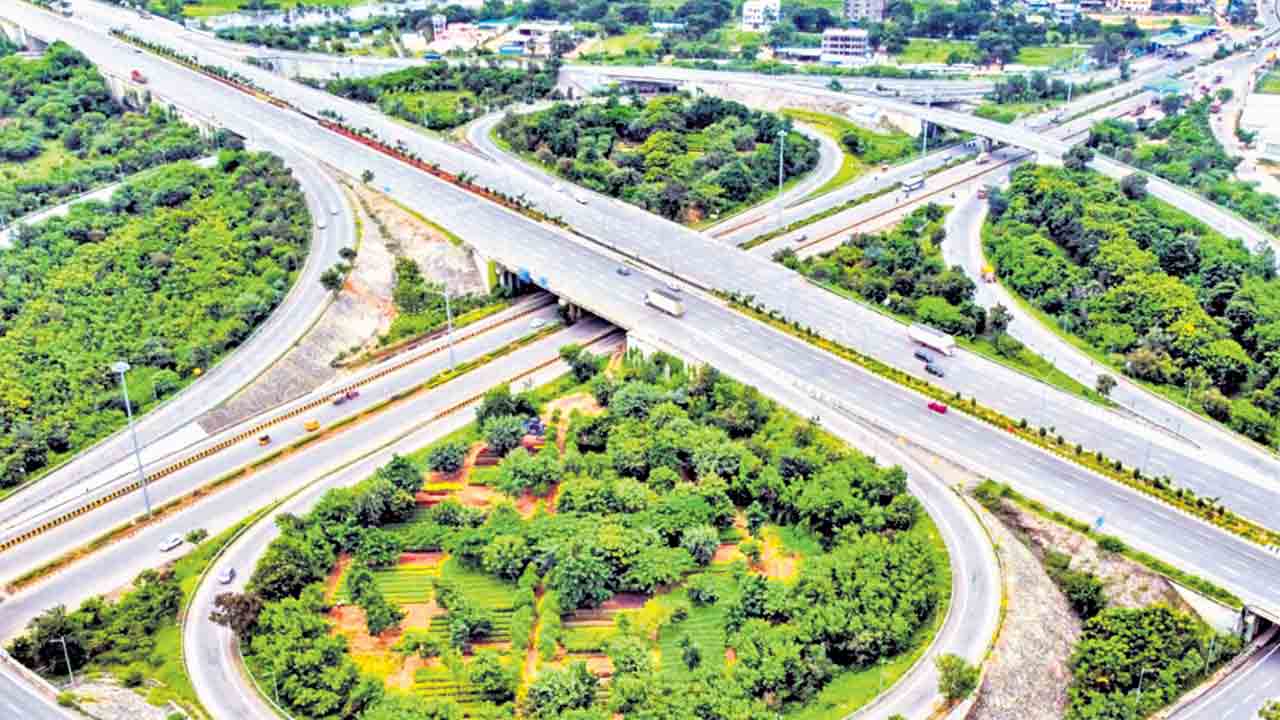 ఔటర్‌పై చెట్లకు.. డ్రిప్‌తో సరఫరా