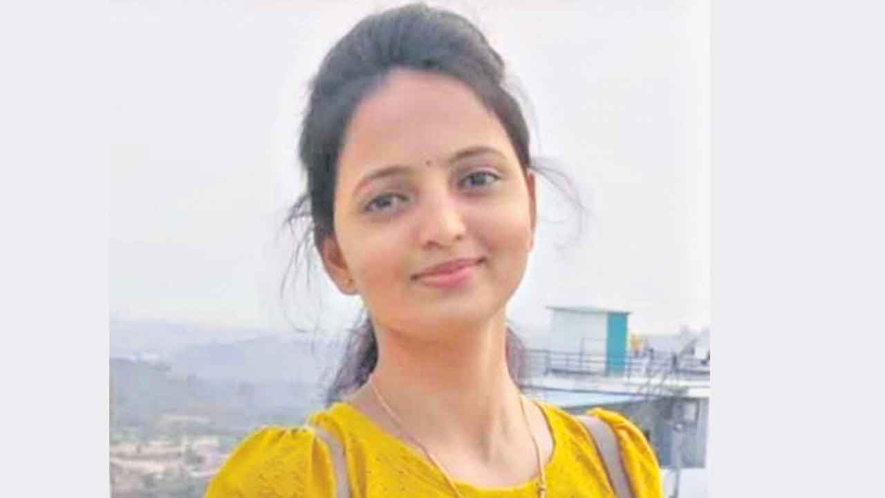 హెల్మెట్ లేకపోవడంతో..