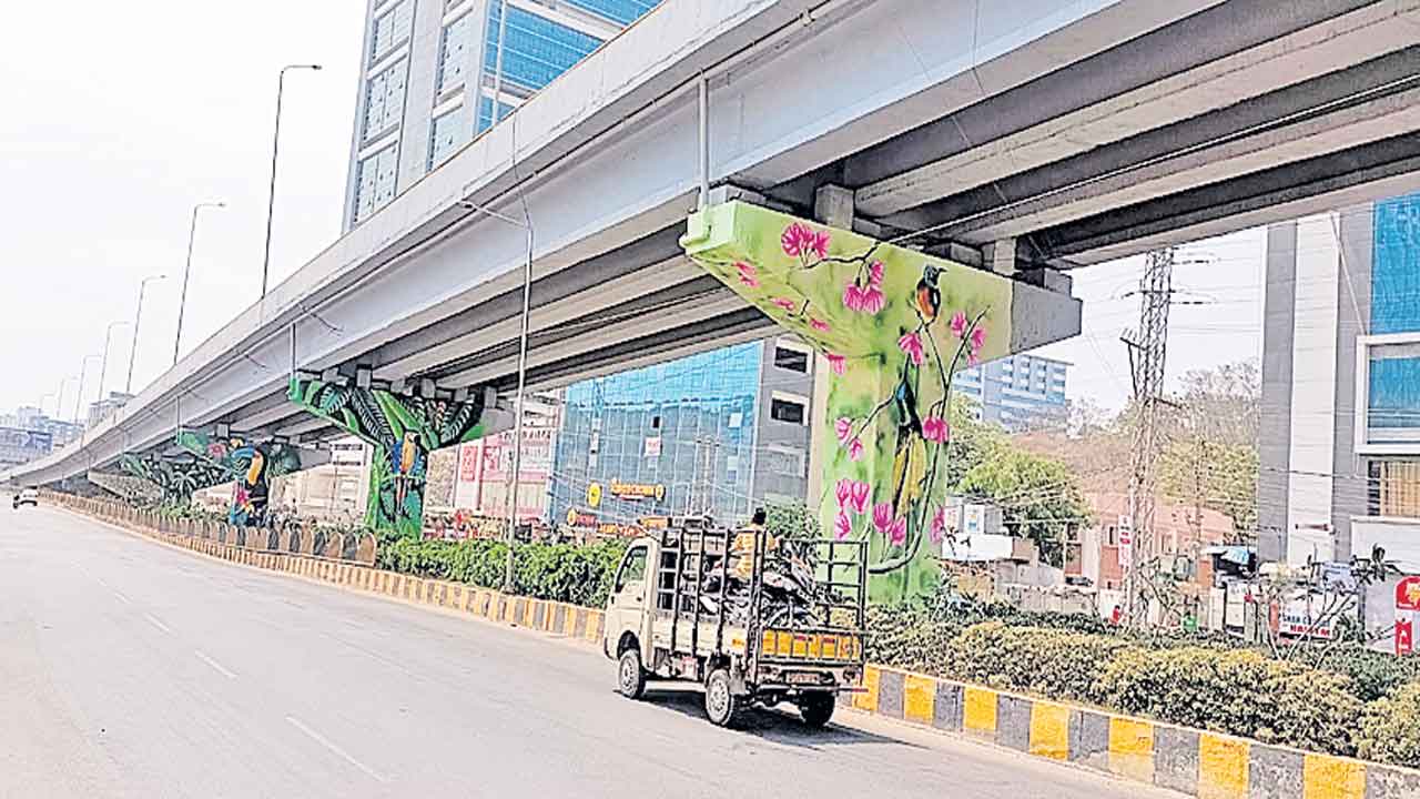 ఆకర్షణీయంగా కళాకృతులు