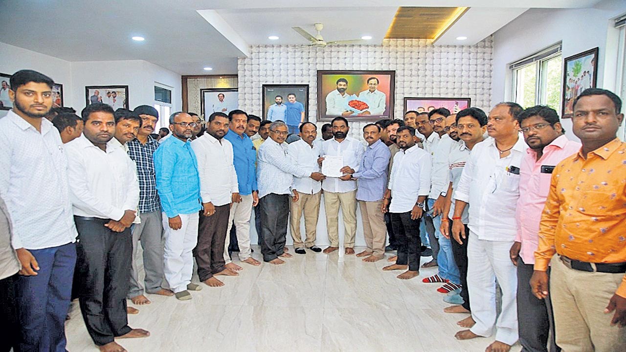 సమస్యలు పరిష్కరించాలి