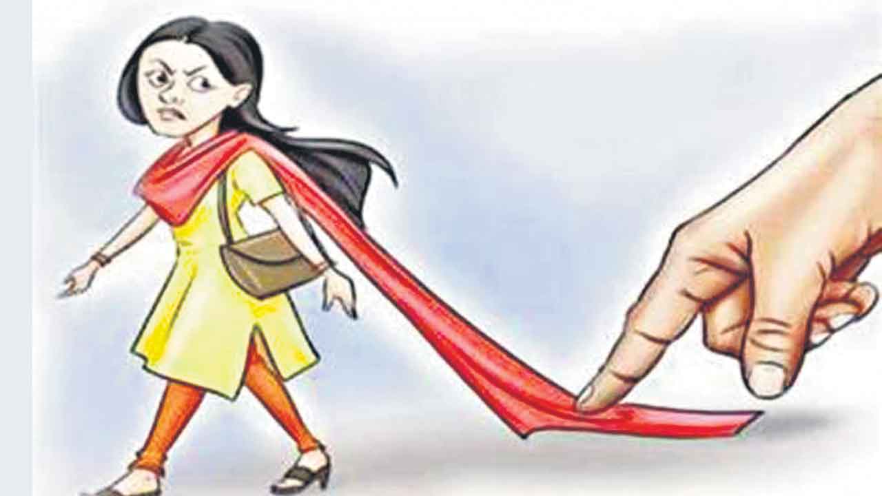 పోకిరీలకు దిమ్మ తిరిగి.. మైండ్ బ్లాక్..!