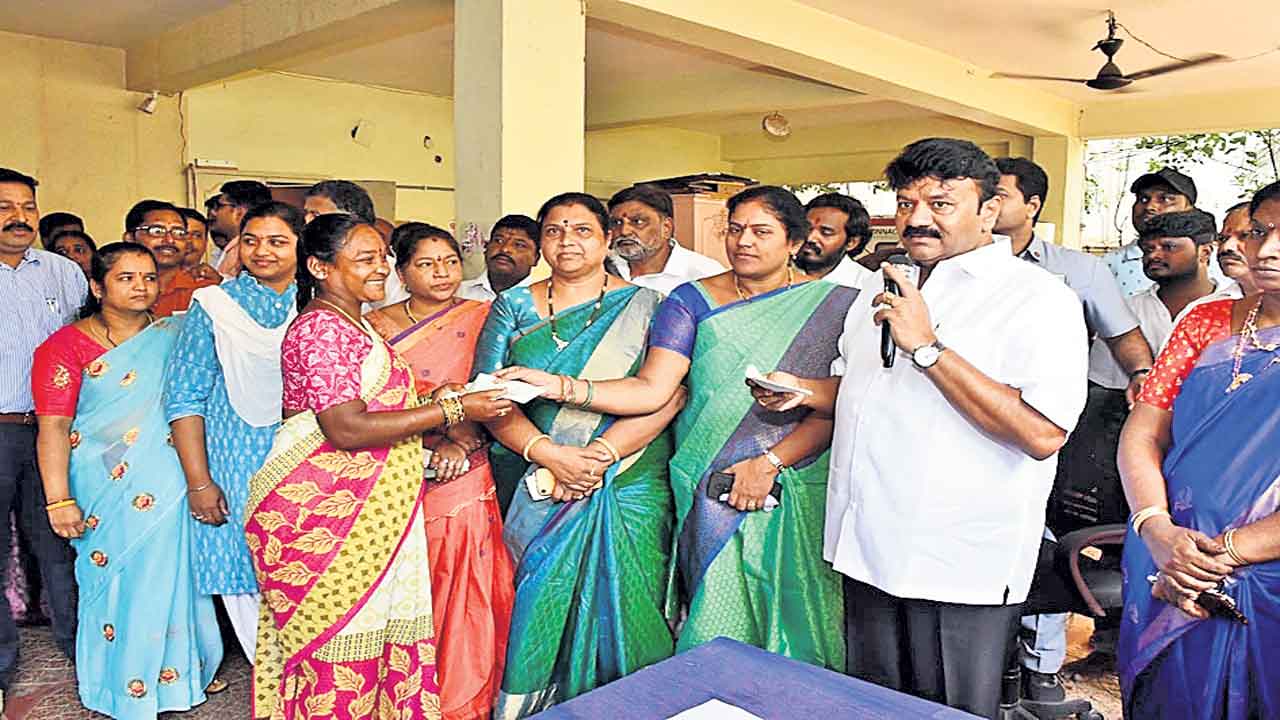 సంక్షేమ పథకాలు దేశానికే ఆదర్శం