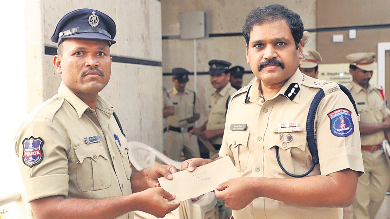 నేరాల నియంత్రణ ముఖ్యం సైబరాబాద్ పోలీసు కమిషనర్ స్టీఫెన్ రవీంద్ర