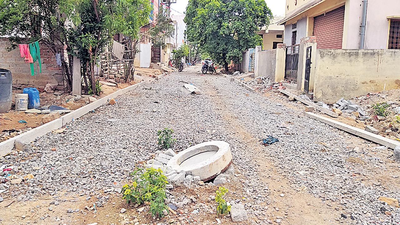 అసంపూర్తిగా సీసీ రోడ్డు నిర్మాణ పనులు