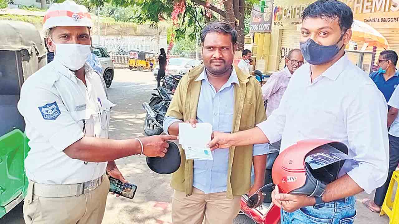 పాస్‌పోర్టు పోయిందనుకున్నాడు..పోలీసులు వెతికి ఇచ్చారు