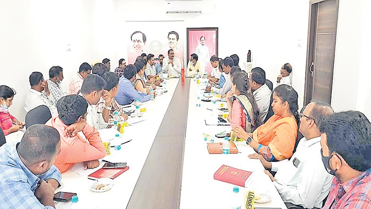 అధికారులు సమన్వయంతో పనిచేయాలి