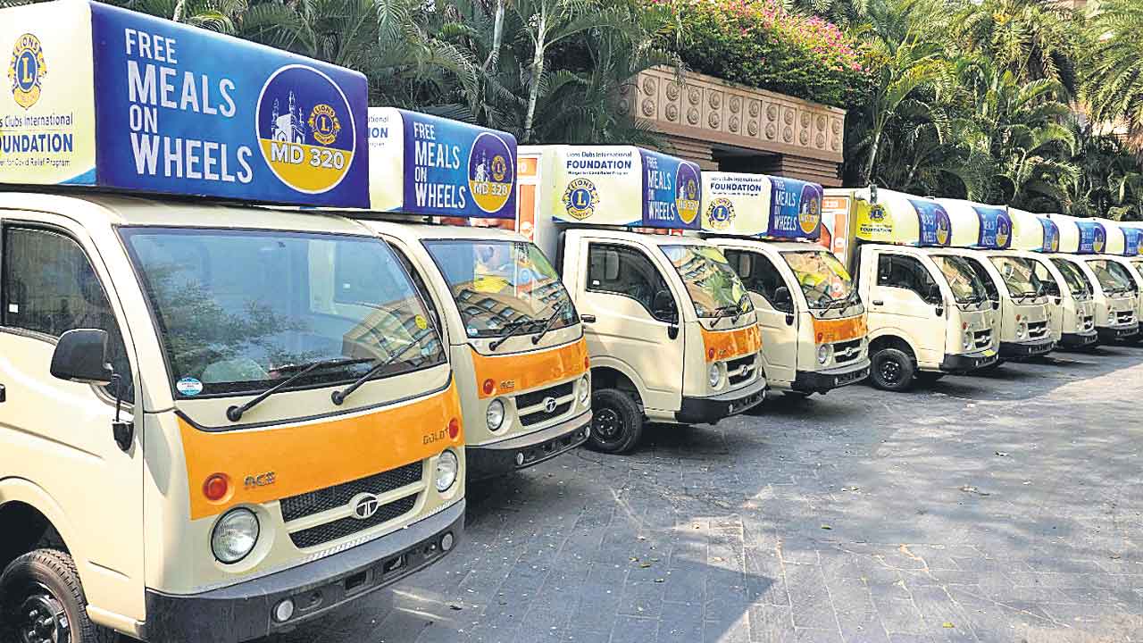 ఫ్రీ మీల్స్‌ ఆన్‌ వీల్స్‌