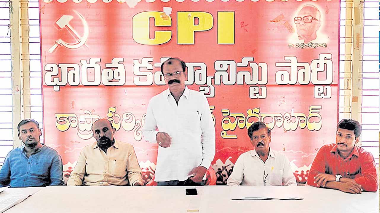 ప్రజలను మోసం చేస్తున్న కేంద్రం : సీపీఐ