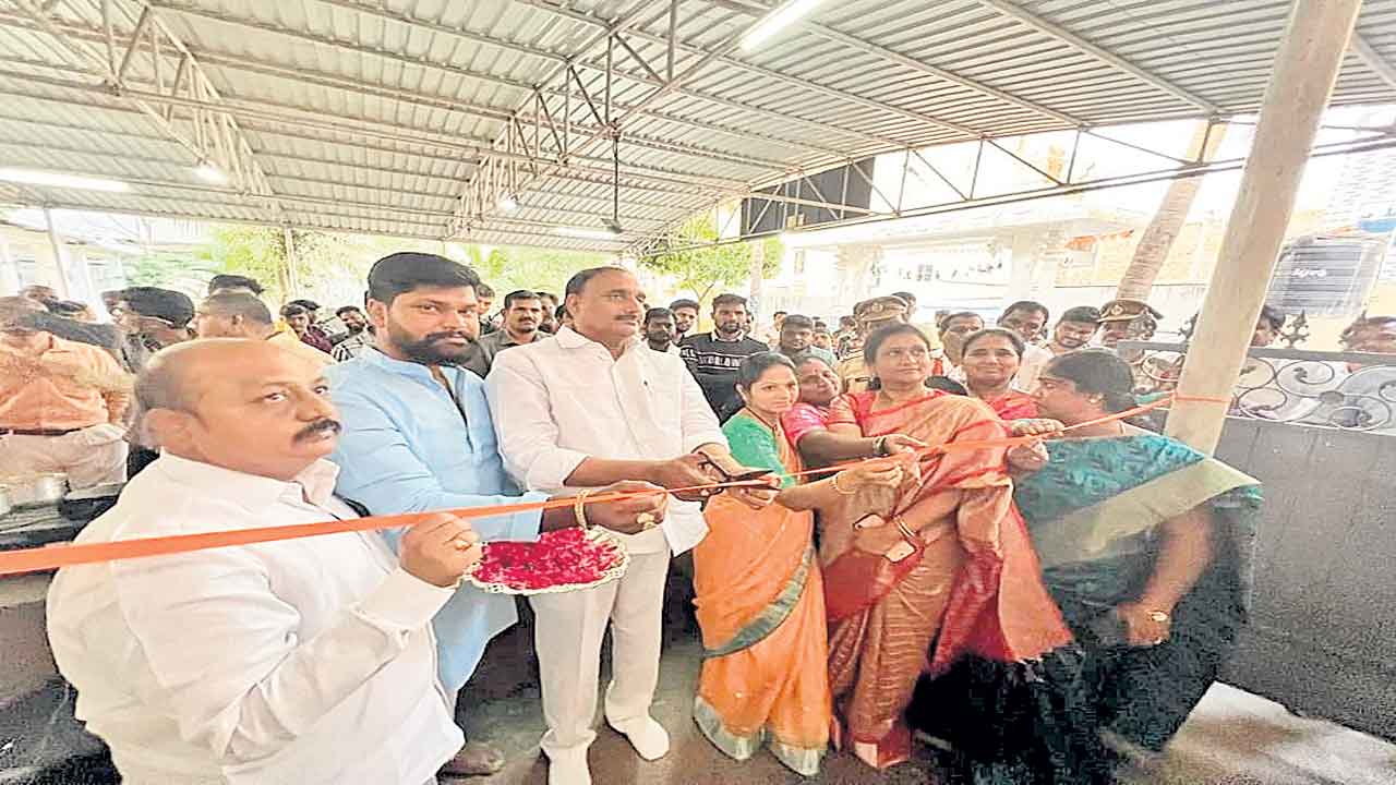 అనుక్షణం నిఘా నీడలో..