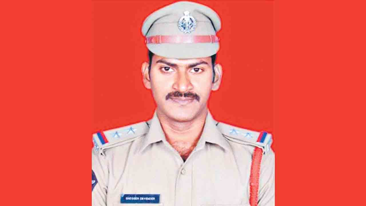 నిందితుడు జైలుకెళ్లి వచ్చేసరికి పోలీసు చేతివాటం