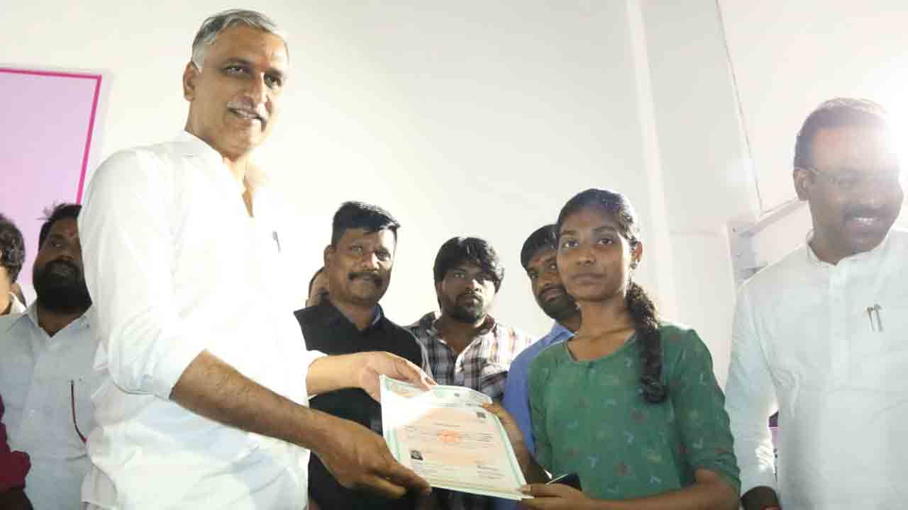 సిద్ధిపేటలో ఉచిత మీ సేవ కేంద్రాన్ని ప్రారంభించిన మంత్రి హరీశ్‌రావు