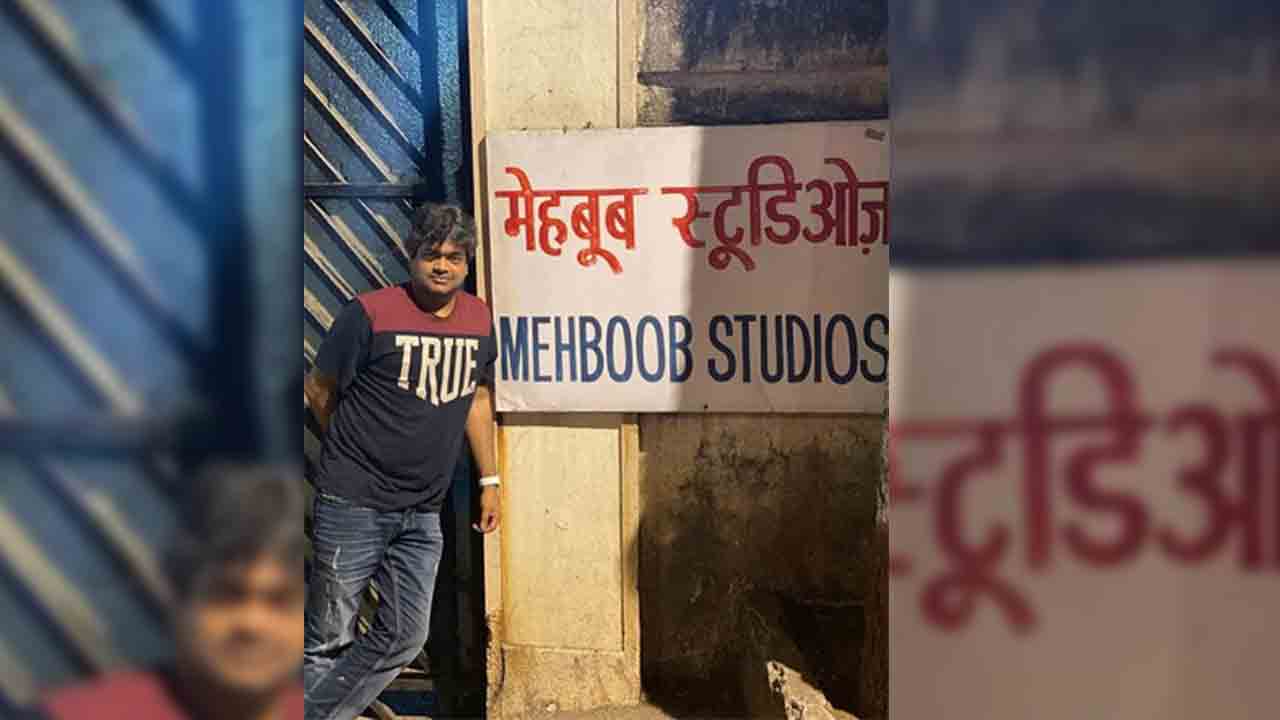 Harish Shankar | ముంబై వీధుల్లో టాలీవుడ్ డైరెక్ట‌ర్ క్రేజీ రైడ్స్..నెట్టింట స్టిల్స్ హ‌ల్‌చల్‌