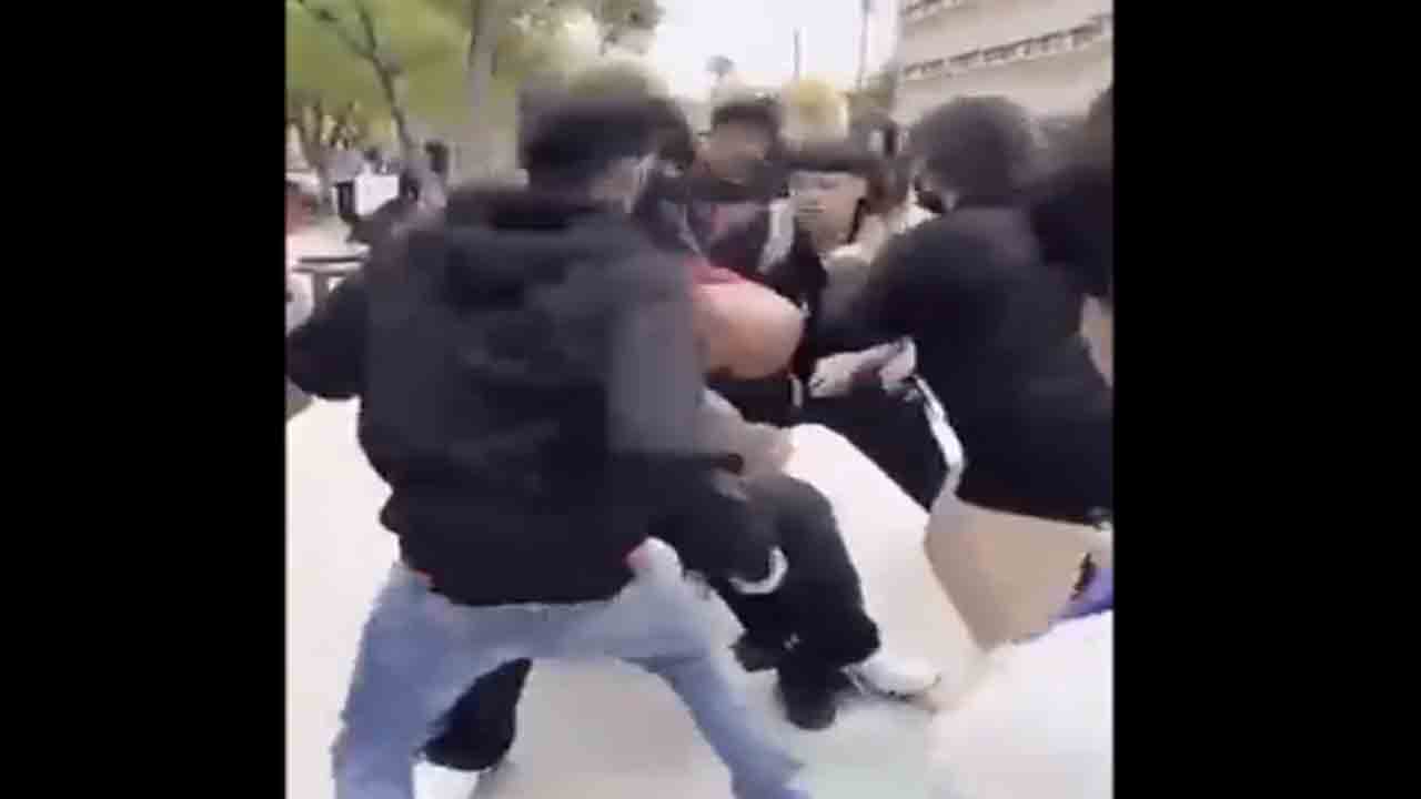 Viral Video: అమెరికా స్కూల్‌లో కొట్టుకున్న విద్యార్థులు… ఒకరిపై మరొకరు పిడిగుద్దులు