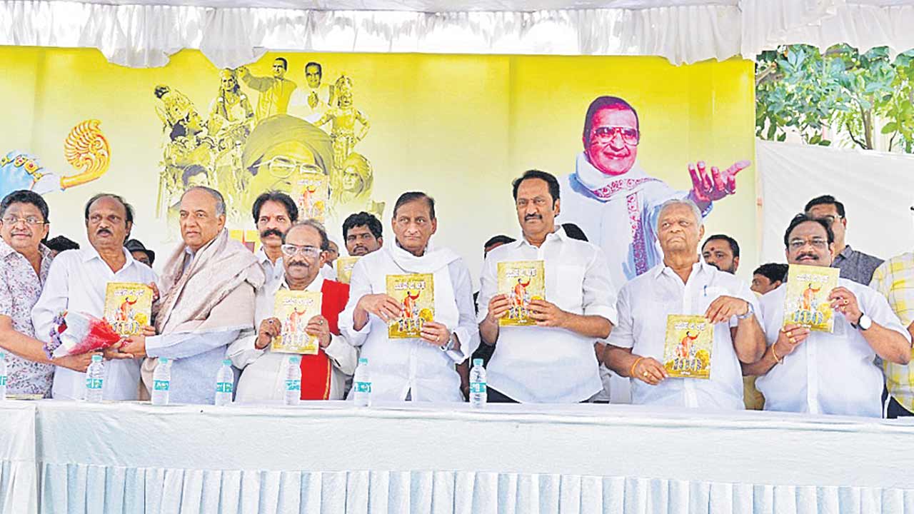 ఎన్టీఆర్‌ లక్షణాలు.. సీఎం కేసీఆర్‌లోనే చూశా..