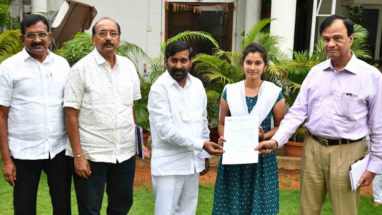 లైన్‌ ఉమెన్‌ ఉద్యోగం ఇచ్చిన ఘనత టీఎస్‌ ఎస్పీడీసీఎల్‌దే : మంత్రి జగదీశ్‌రెడ్డి