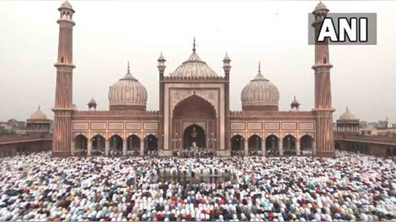 జామా మ‌సీదులో ముస్లింల ప్రార్థ‌న‌లు.. వీడియో