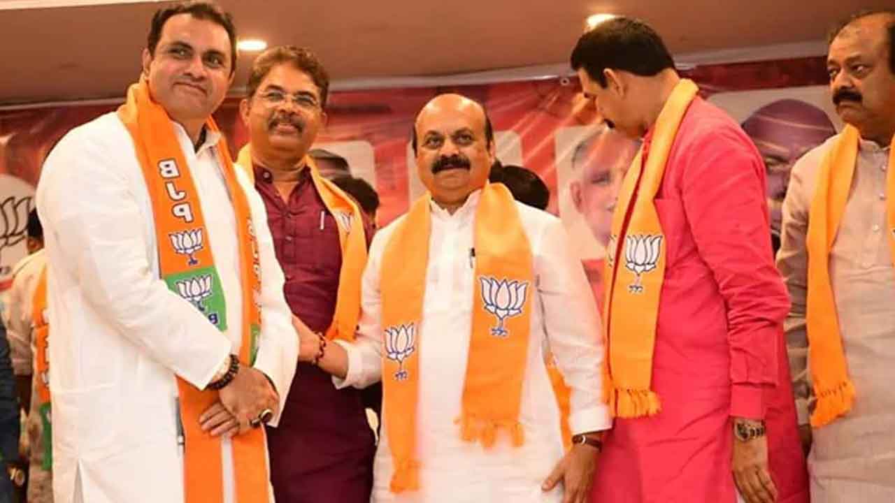 Congress Leader Joins BJP | కాంగ్రెస్ పార్టీకి రాజీనామా.. గంట‌ల్లోనే బీజేపీలో చేరిన కర్ణాట‌క నేత‌
