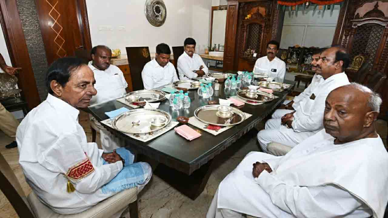 మాజీ ప్ర‌ధాని దేవెగౌడ‌తో సీఎం కేసీఆర్ లంచ్