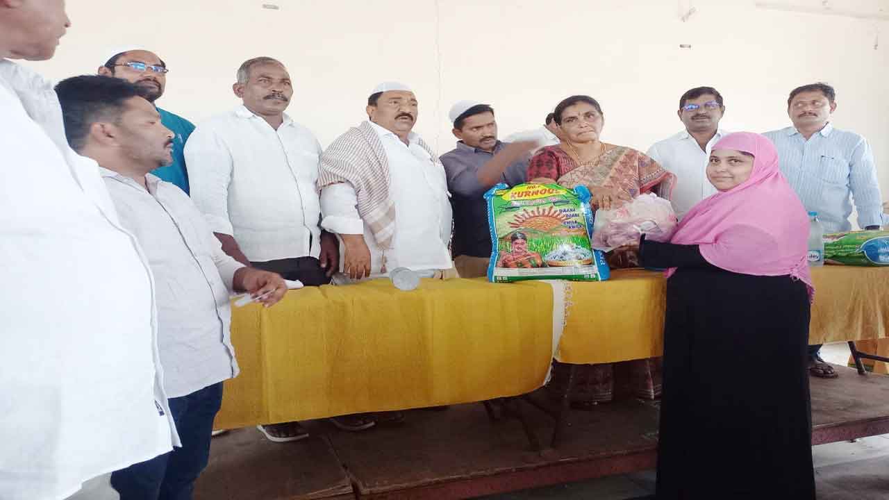 ముస్లింలకు నిత్యావసరాల పంపిణీ