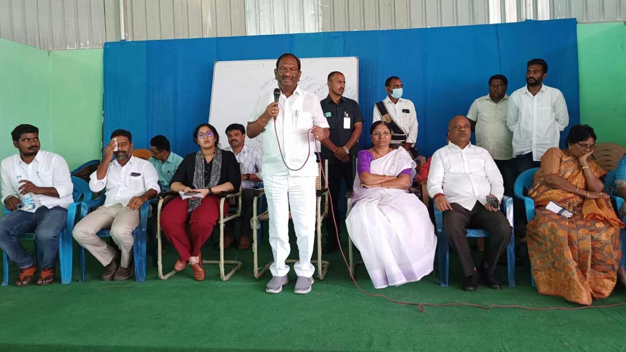 పట్టుదలతో చదివి.. కొలువు కొట్టండి