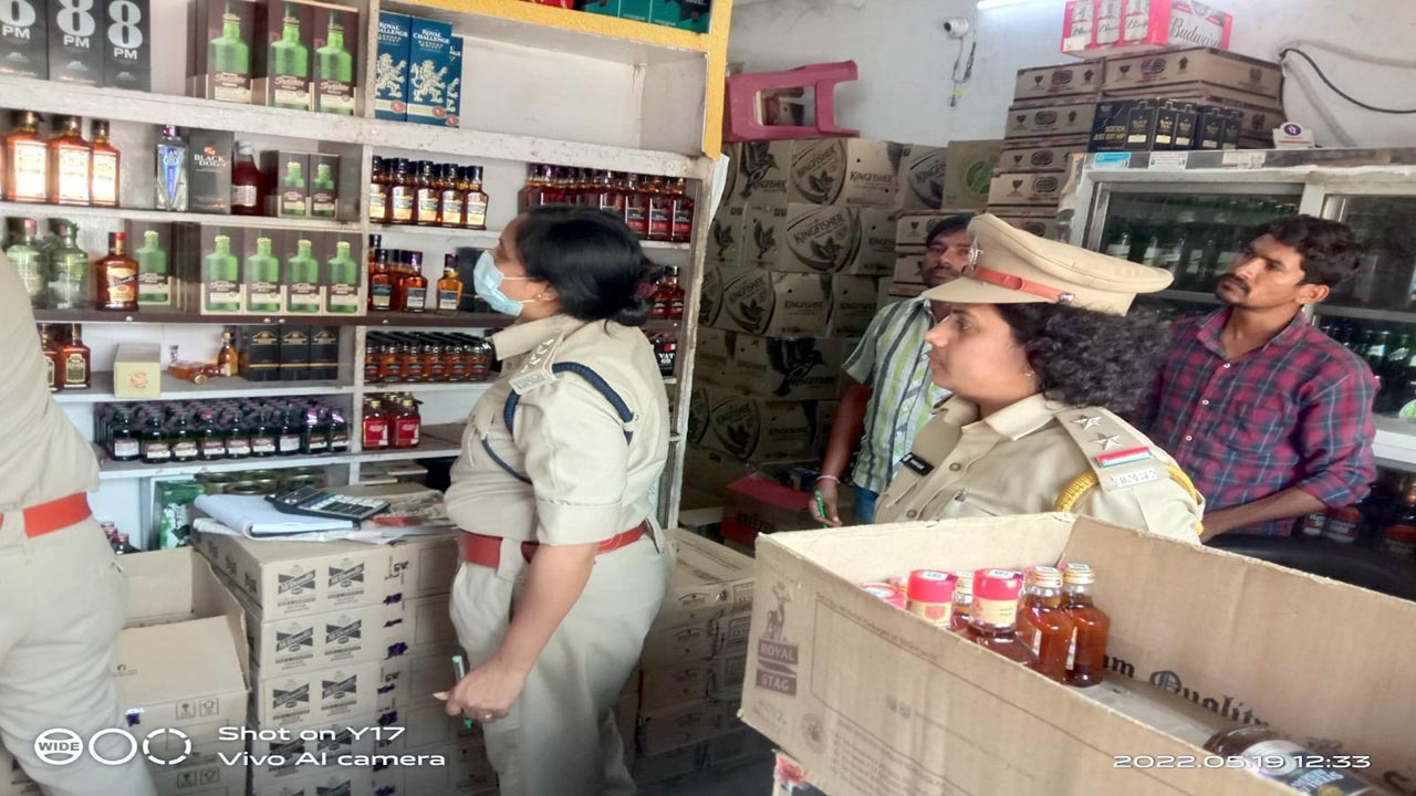మద్యం దుకాణాల్లో ఆకస్మిక తనిఖీలు