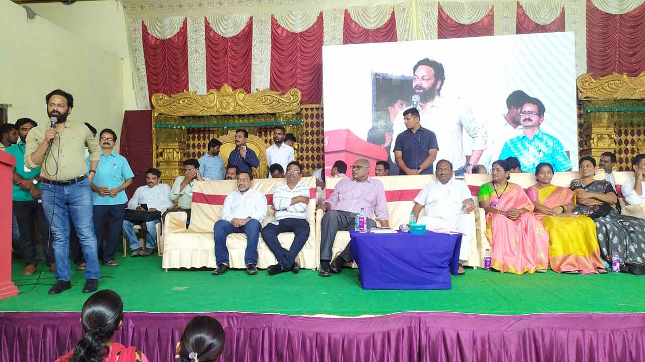 పట్టుదలతో చదివితే ఉద్యోగం సులువే..