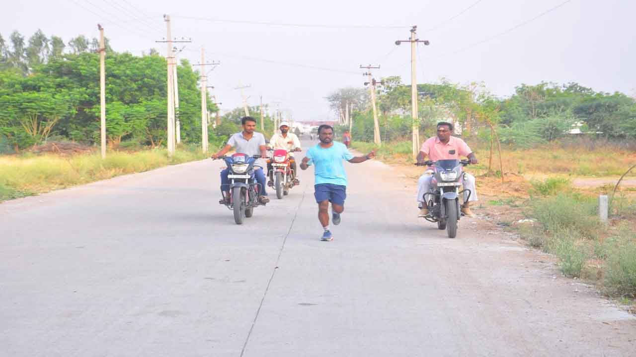 ‘పరుగు’లు పెడుతూ.. కలియతిరుగుతూ..