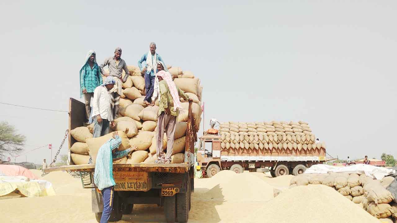 ఊరూరా.. ఉపాధి కేంద్రాలు!