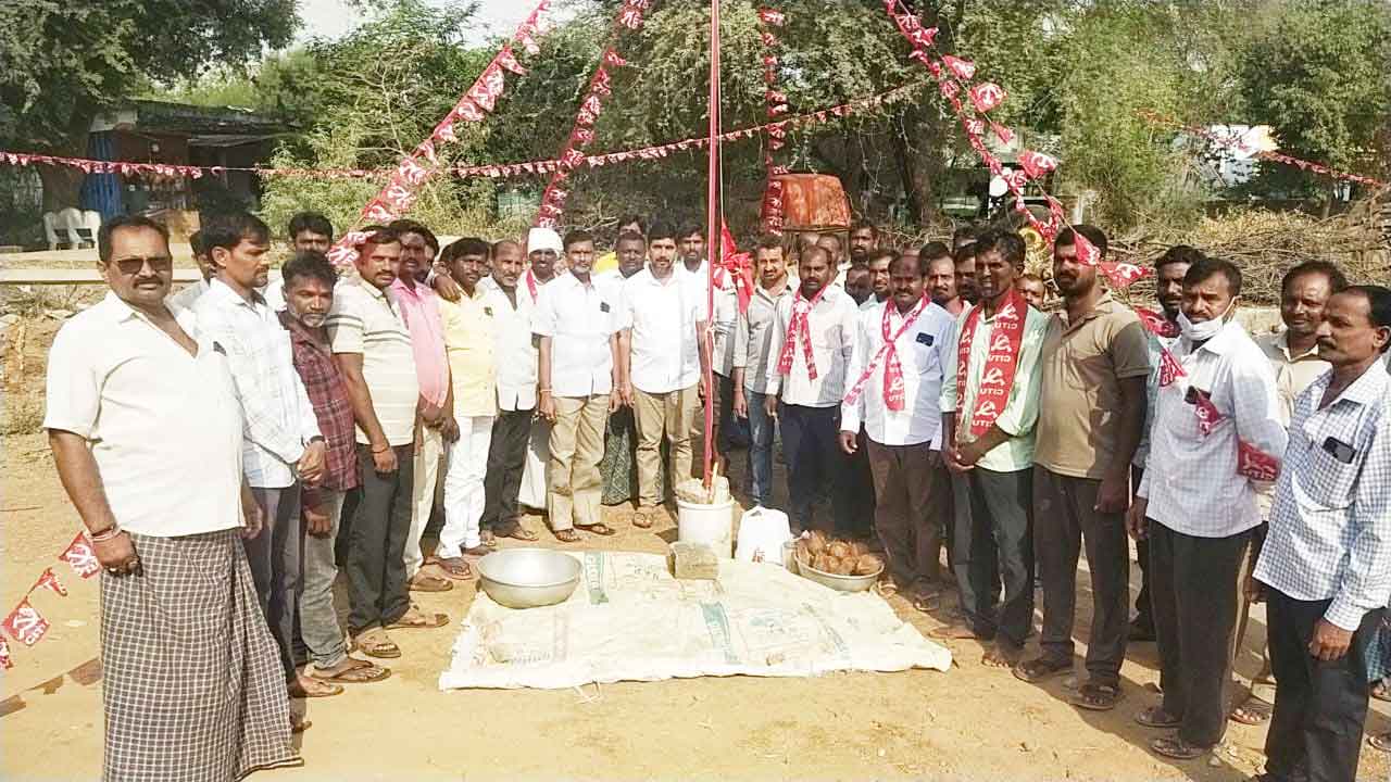 అరుణ పతాక రెపరెపలు