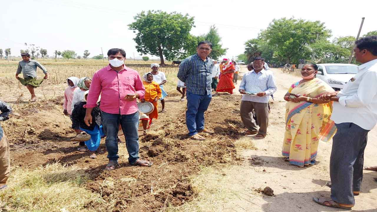 ఉపాధి పనుల్లో కూలీల సంఖ్య పెంచాలి