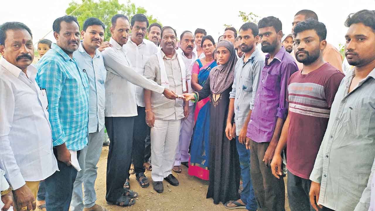 కొప్పుల చొరవతో నిరుపేదకు సొంతిల్లు