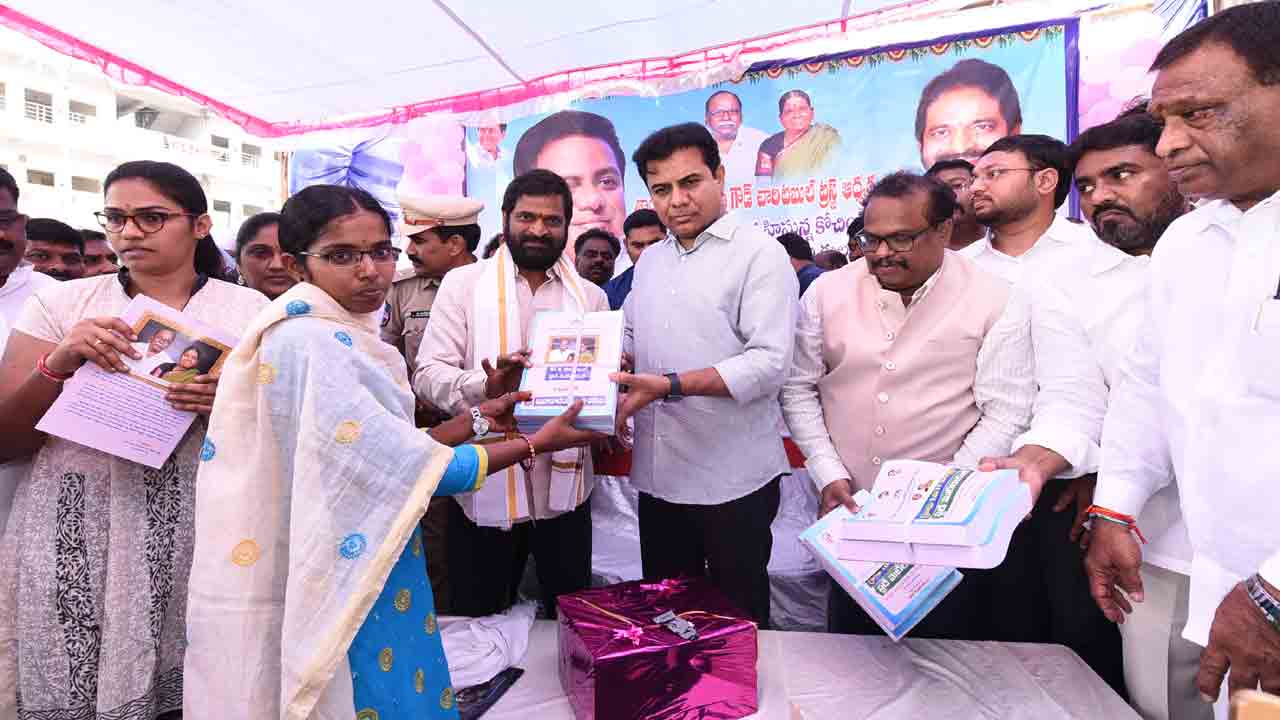 కష్టపడి ఉద్యోగాలు సాధించాలి