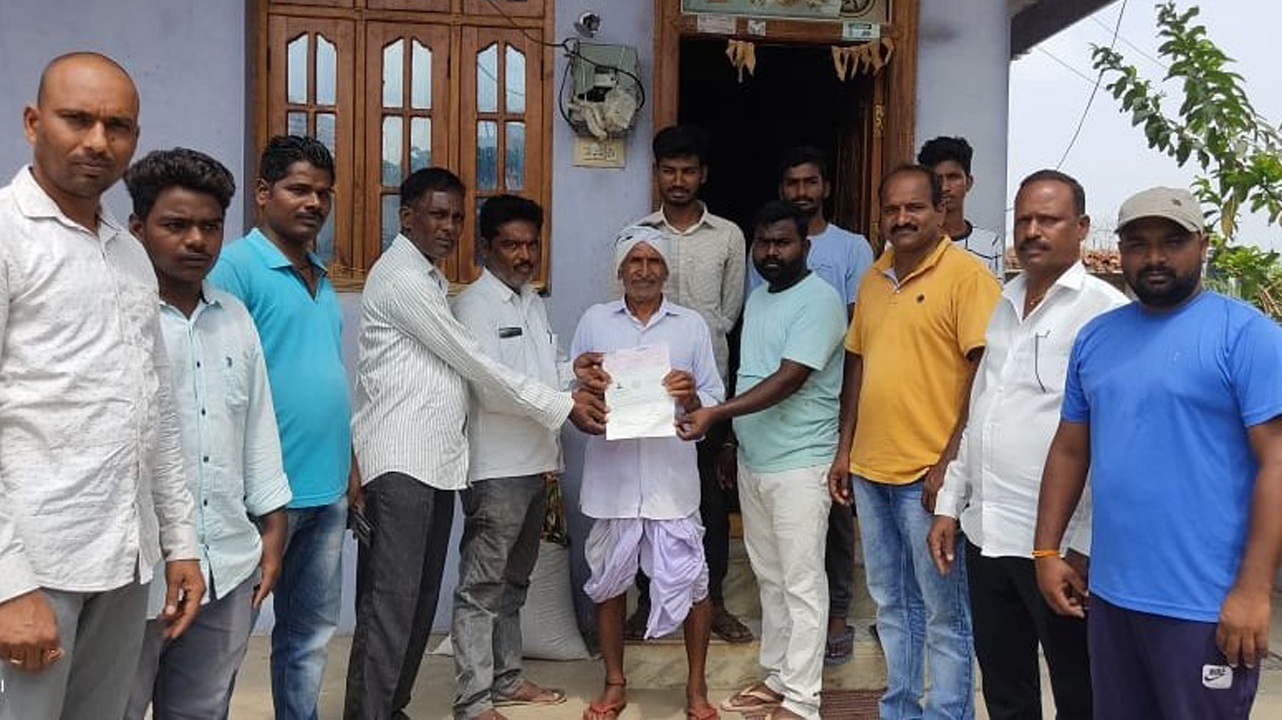 సీఎంఆర్‌ఎఫ్‌ చెక్కుల పంపిణీ