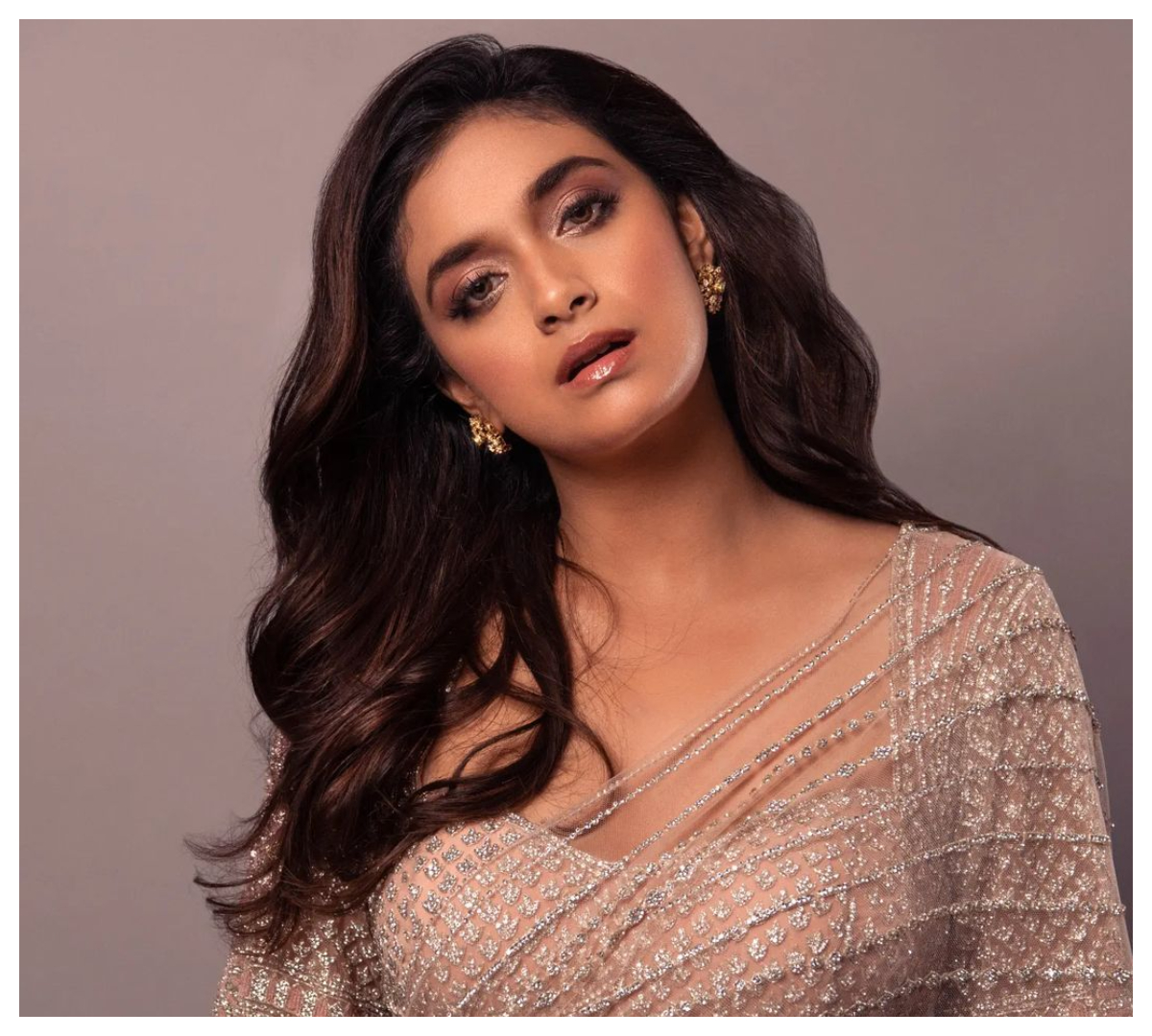 Keerthy Suresh | గ్లామ‌ర్‌తో సొగ‌సులు ఒల‌క‌బోస్తున్న‌ కీర్తి సురేష్‌..