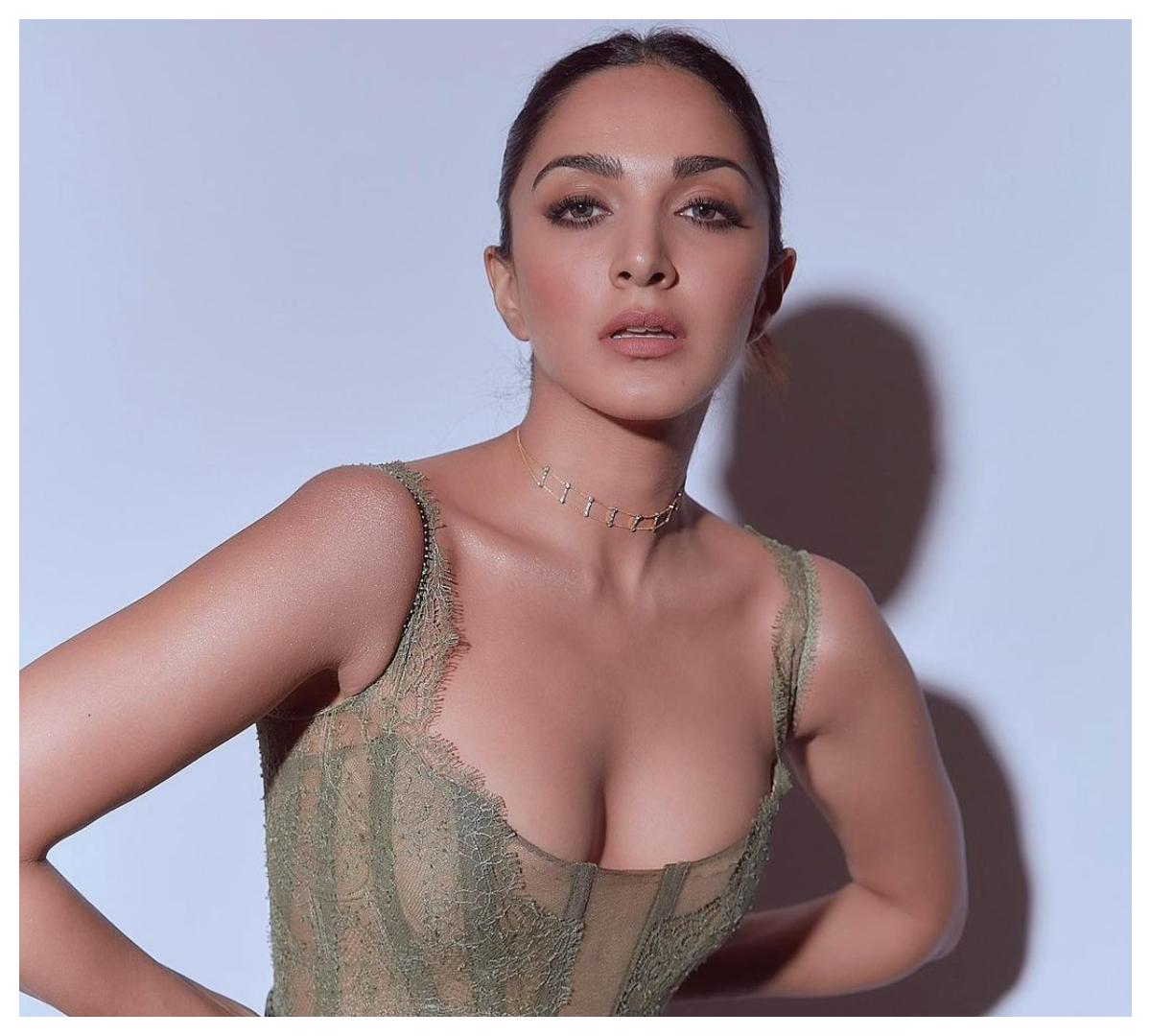 Kiara Advani | టైట్‌ఫిట్ డ్రెస్‌లో అందాలు ఆర‌బోసిన‌ కియారా అద్వానీ..