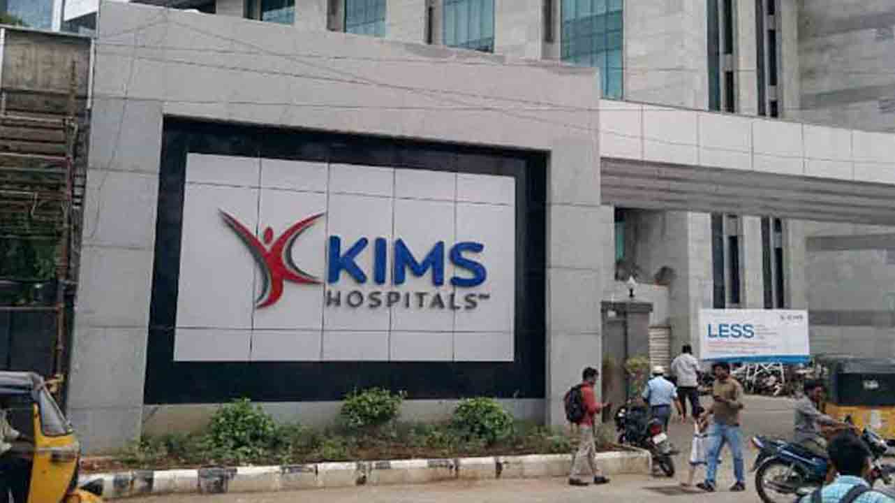 KIMS | తొలిసారిగా విరిగిన వెన్నెముకకు స్టంట్‌.. మంచం పట్టాల్సిన వృద్ధురాలిని నడిచేలా చేసిన కిమ్స్‌ వైద్యులు