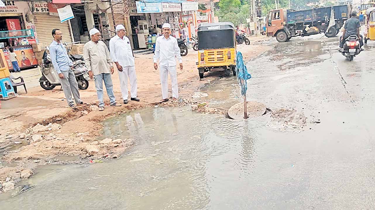 ‘డ్రైనేజీ పనులను వెంటనేచేపట్టాలి’