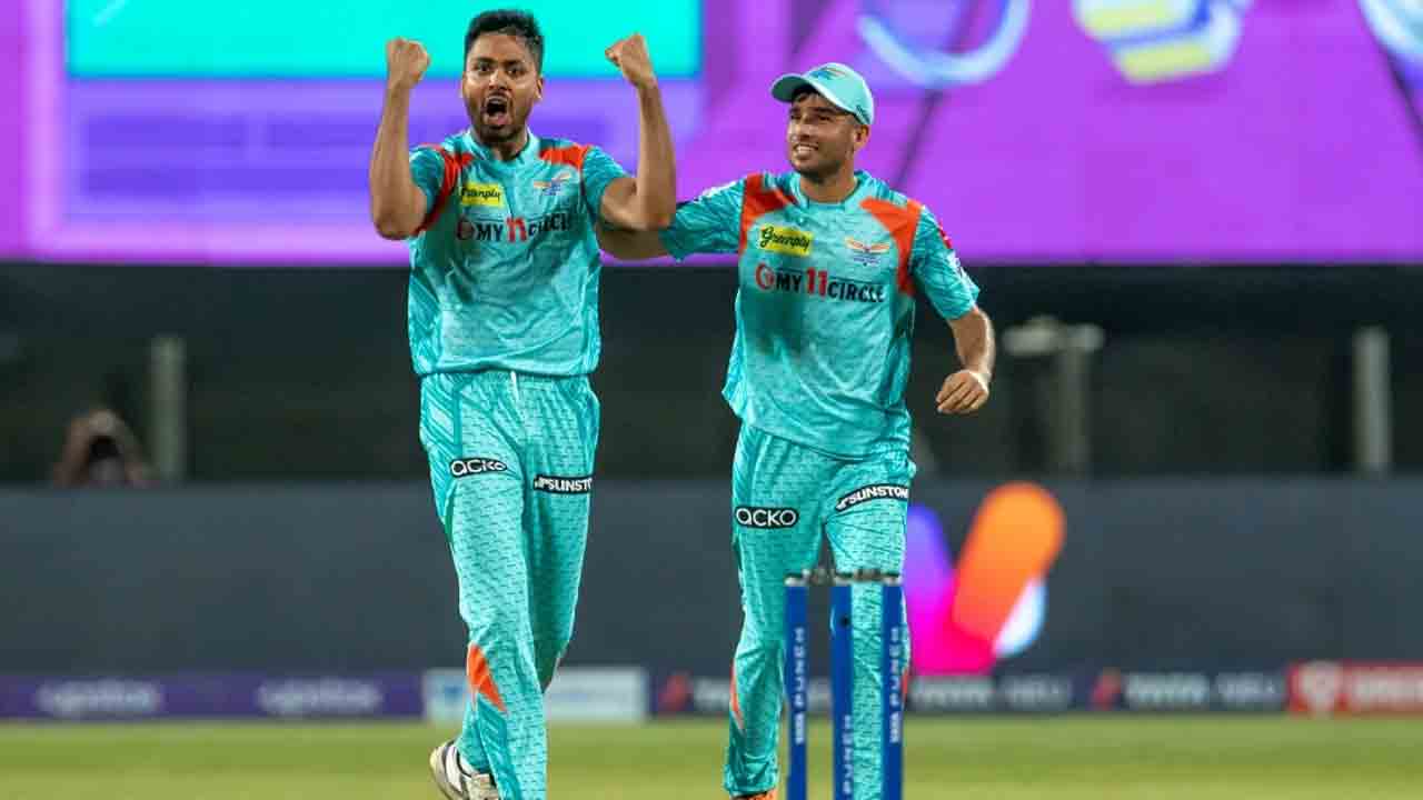 LSG vs KKR | ఒకే ఓవర్లో రెండు వికెట్లు తీసిన ఆవేష్ ఖాన్.. రస్సెల్ కూడా అవుట్