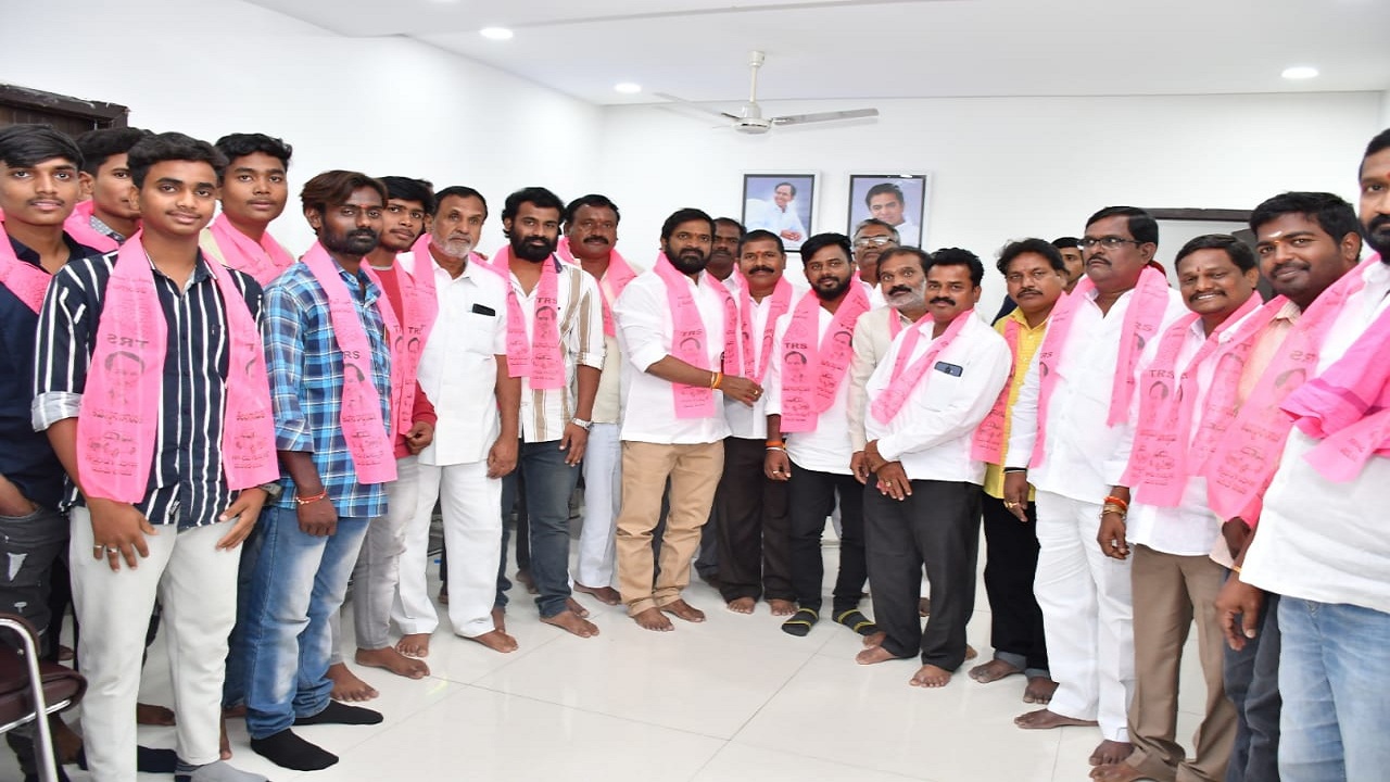 కారెక్కిన కాషాయం నేతలు