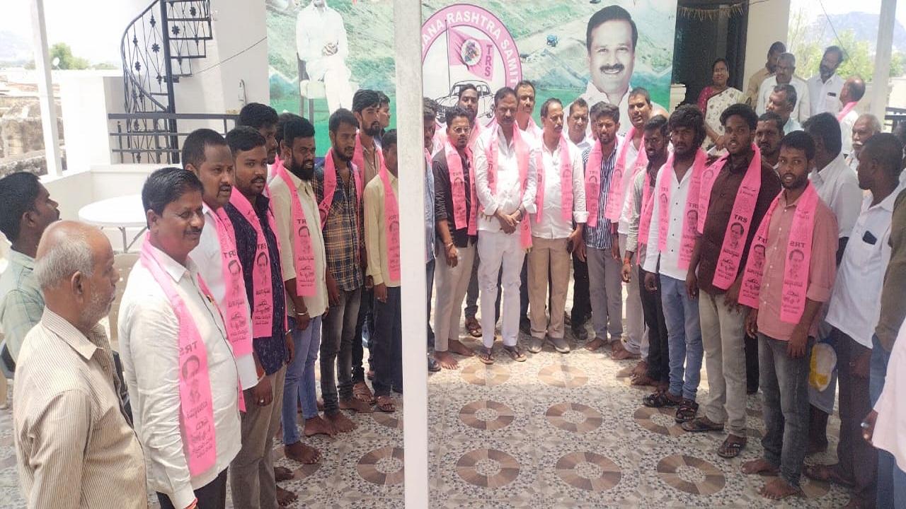 యువత చూపు టీఆర్‌ఎస్‌వైపు